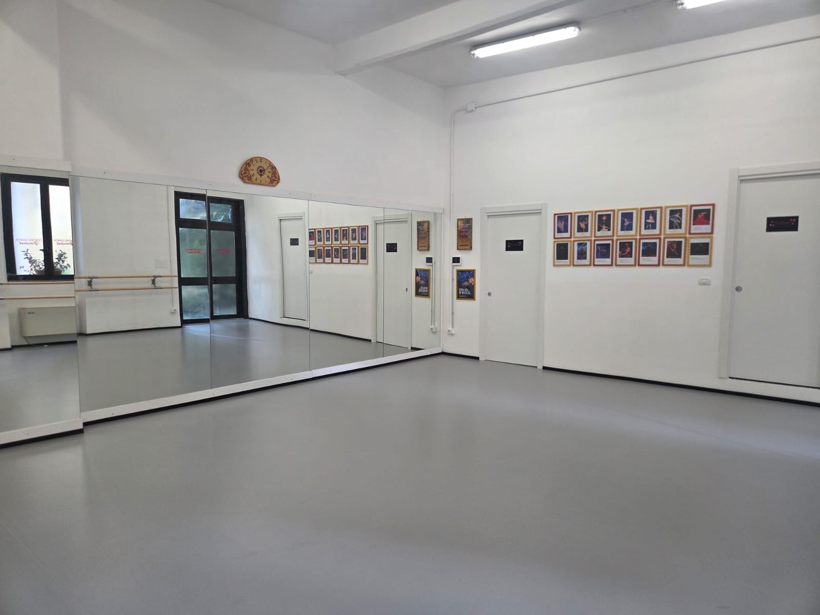 Seconda sala del Centro Danza Beaulard, spazio luminoso per le lezioni
