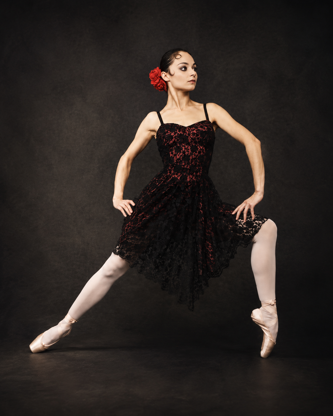 Ballerina in abito nero con dettagli rossi e fiore rosso nei capelli — posa classica