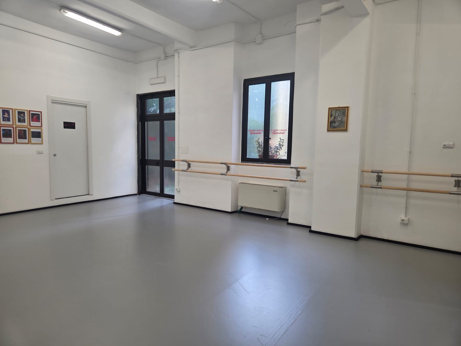 Sala del Centro Danza Beaulard a Torino, studio con specchi e sbarra