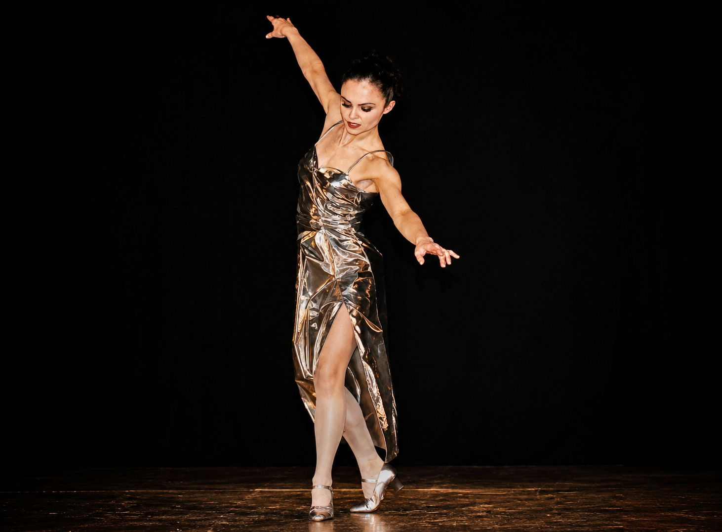 Ballerina in abito argento metallizzato — posa in piedi sul palcoscenico