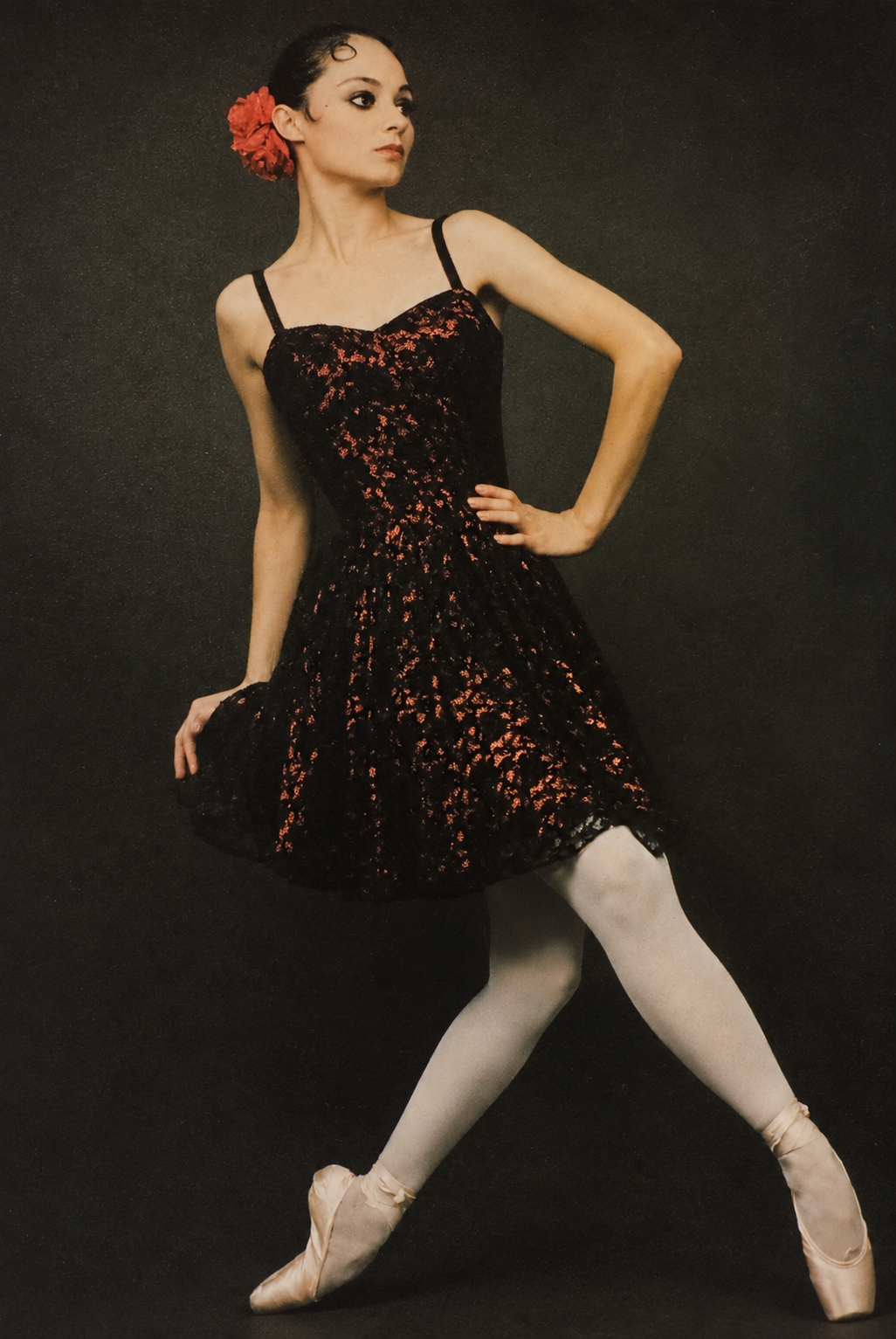 Ballerina in abito nero con dettagli rossi e fiore rosso nei capelli — seconda posa