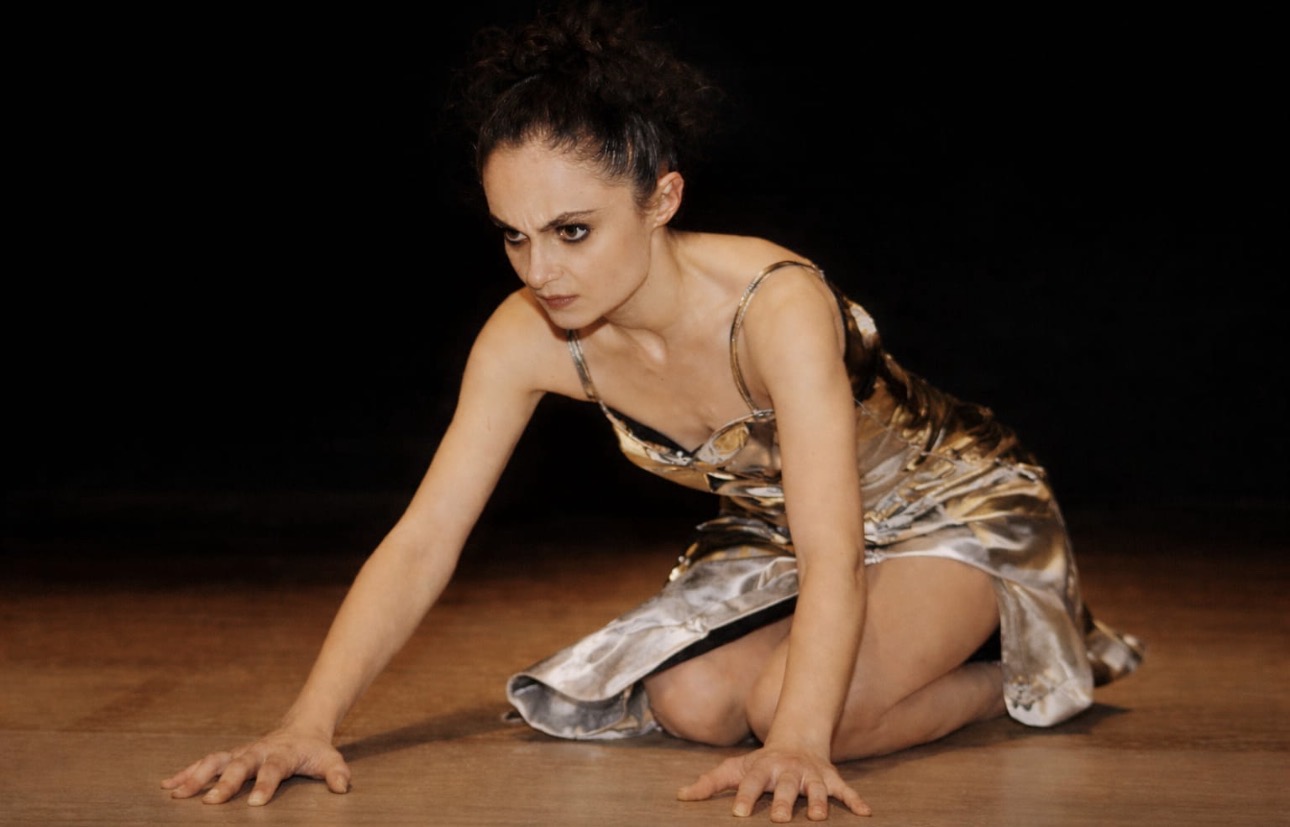 Ballerina in abito argento metallizzato — posa a terra sul palcoscenico
